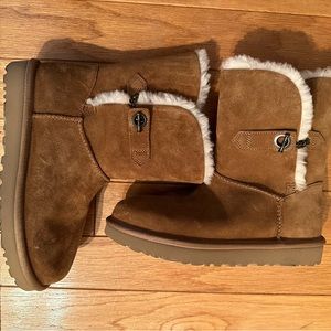 Chestnut brown Uggs with side chain detail